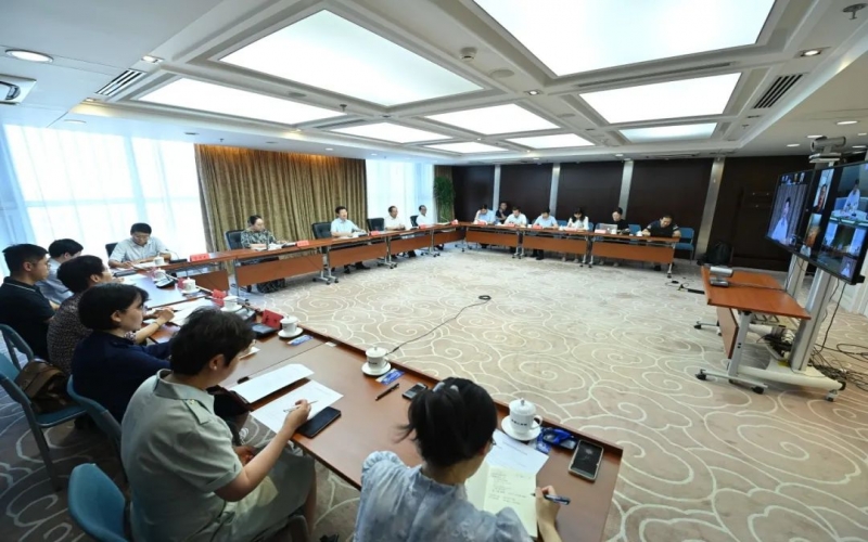 中国民营经济研究会举行半年度经济形势分析会 尊龙凯时人生就是搏集团董事会主席张荣华出席并作重点发言