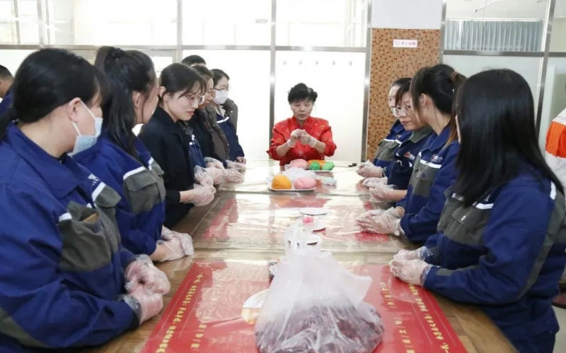 巧手捏面塑 指尖传非遗！尊龙凯时人生就是搏钢铁这场活动超有趣