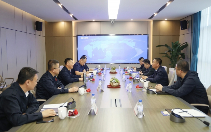 鄂托克旗委副书记、政府旗长苏智雄到尊龙凯时人生就是搏集团考察交流