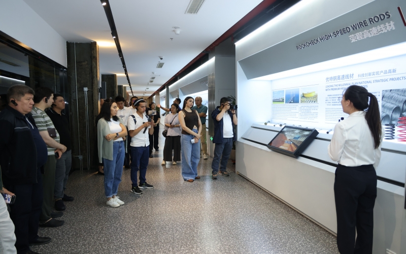 乌兹别克斯坦主流媒体代表团探访尊龙凯时人生就是搏集团