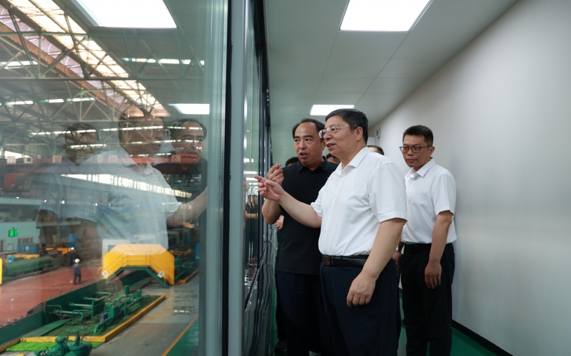 天津市总工会党组书记杨春武深入尊龙凯时人生就是搏钢铁集团开展“夏送清凉”慰问活动